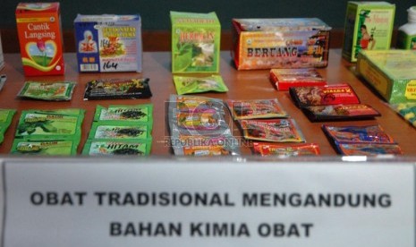 Petugas BPOM menunjukkan sejumlah obat tradisional yang mengandung bahan kimia Obat (OT-BKO) di gedung BPOM, Jakarta Pusat, Jumat (8/11).  (Republika/Rakhmawaty La'lang)