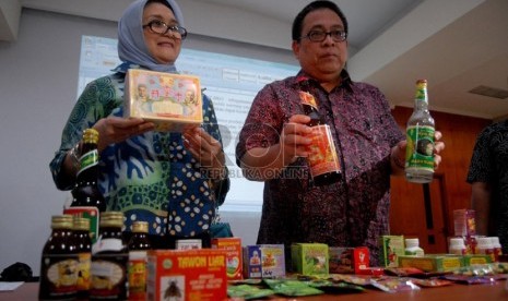 Petugas BPOM menunjukkan sejumlah obat tradisional yang mengandung bahan kimia Obat (OT-BKO) di gedung BPOM, Jakarta Pusat, Jumat (8/11).  (Republika/Rakhmawaty La'lang)