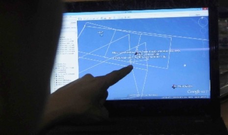 Petugas BPPT tunjukan titik koordinat black box AirAsia QZ8501 di Jakarta, Ahad (11/1),