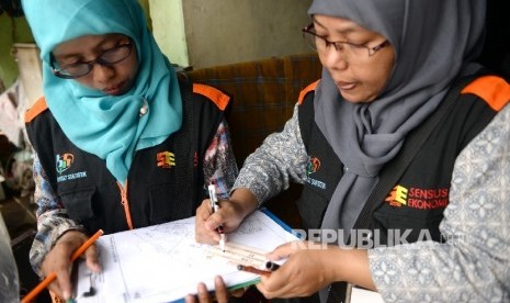 Petugas BPS melakukan Sensus Ekonomi 2016 ke salah satu warga di Kawasan Manggarai, Jakarta, Senin (2/5). (Republika/Wihdan Hidayat)