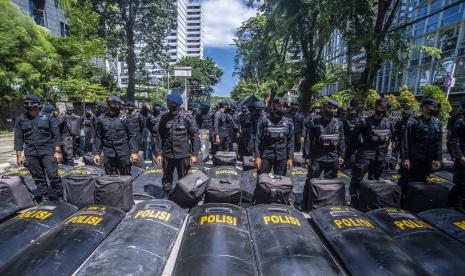 Petugas Brimbob Polda Metro Jaya bersiaga untuk melakukan penyekatan guna mengantisipasi membludaknya massa reuni 212 di kawasan Sarinah Thamrin, Jakarta, Kamis (2/12/2021). Pihak kepolisian melakukan penyekatan disejumlah wilayah karena pelaksanaan reuni 212 dapat meningkatkan risiko penyebaran virus COVID-19.