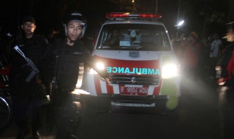 Petugas brimob mengawal mobil ambulan yang membawa polisi korban penembakan dari TKP penembakan polisi di Graha Raya, Pondok Aren, Tangerang Selatan, Jumat (16/8).