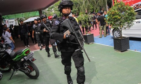 Petugas Brimob Polda Riau bersenjata lengkap berjaga di Rumah Tahanan Sialang Bungkuk Kelas IIB, Pekanbaru, Riau, Jumat (5/5). 