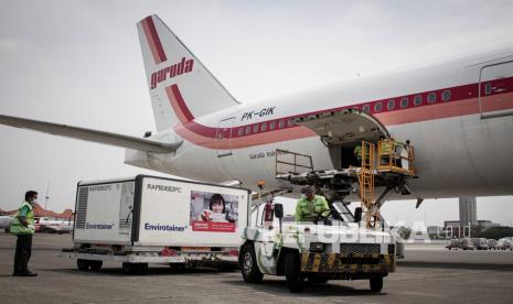 Petugas cargo membawa envirotainer berisi vaksin jadi COVID-19 Sinovac di Terminal Cargo Bandara Internasional Soekarno Hatta, Tangerang, Banten, Jumat (13/8/2021). Sebanyak lima juta vaksin jadi COVID-19 Sinovac tiba di Indonesia guna menambah jumlah ketersediaan vaksin COVID-19 di Tanah Air.