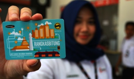 Petugas Commuterline menunjukan Kartu Multi Trip (KMT) 