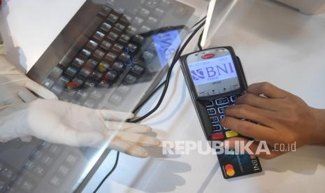 PT Bank Negara Indonesia (Persero) Tbk mencatatkan pinjaman dari restrukturisasi kredit senilai Rp 102,4 triliun atau 18,6 persen dari total pinjaman. Adapun langkah ini untuk menekan dampak pandemi Covid-19 melalui program pemulihan ekonomi nasional (PEN).