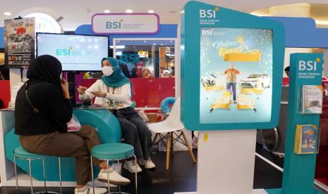 Petugas Customer Service BSI sedang menjelaskan fitur BSI Mobile pada salah seorang nasabah yang hadir pada acara FinExpo 2022 yang digelar oleh OJK, Sabtu (29/10). BSI meluncurkan dua fitur baru pengajuan pembiayaan melalui BSI Mobile.