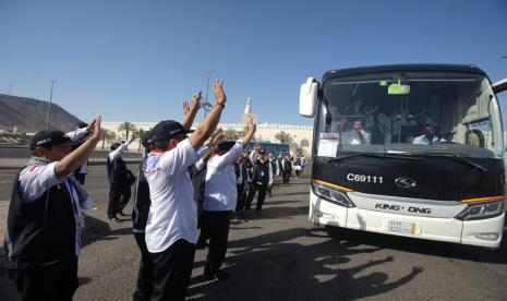 Petugas Daker Madinah Arab Saudi melepas pemberangkatan jamaah terakhir di Bir Ali dari Madinah menuju Makkah. Ada 1.973 jamaah dari lima kloter yang didorong ke Makkah, Selasa (27/6). jamaah 