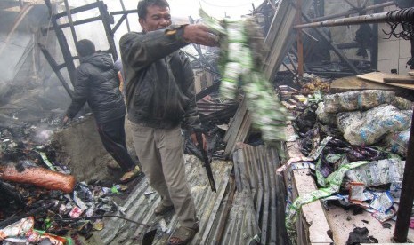  Pedagang mencari barang-barang yang tersisa pada kebakaran Pasar Lembang, Kabupaten Bandung Barat, Jumat (15/5).  (Republika/Edi Yusuf)