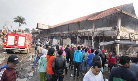  Warga melihat Pasar Lembang, Kabupaten Bandung Barat, yang hangus terbakar, Jumat (15/5).  (Republika/Edi Yusuf)