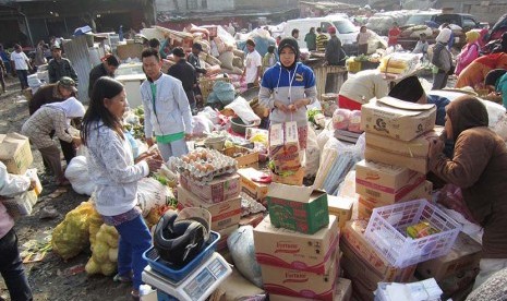  Pedagang yang berhasil menyelamatkan barang-barangnya tetap berjualan di lahan parkir belakang Pasar Lembang, Kabupaten Bandung Barat, yang hangus terbakar, Jumat (15/5). (Republika/Edi Yusuf)