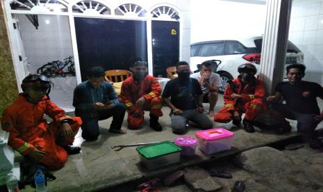 Petugas Damkar Jakarta Barat berhasil menangkap tiga ular kobra di rumah warga Kelurahan Centiga, Kecamatan Kembangan.