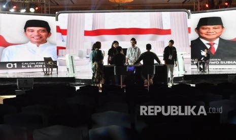 Petugas dan kru televisi penyelenggara melakukan gladi bersih Debat Capres 2019 putaran keempat di Hotel Shangri-La, Jakarta, Jum'at (29/3/2019). 