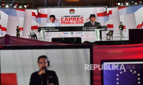 Petugas dan kru televisi penyelenggara melakukan gladi bersih Debat Capres 2019 putaran keempat di Hotel Shangri-La, Jakarta, Jum'at (29/3/2019). 