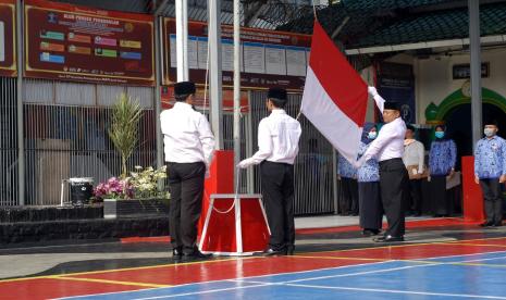 Petugas dan warga binaan Lapas Kelas IIB Sukabumi mengelar upacara hari kesadaran nasional, Sabtu (17/10).