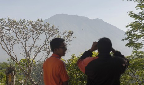 Petugas dan warga memantau aktifitas Gunung Agung di Pos Pemantauan Desa Rendang, Karangasem, Bali, Jumat (15/9).