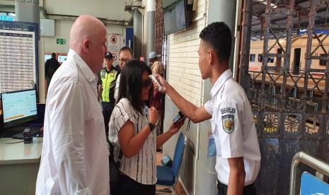 Claon penumpang kereta api di Stasiun diwajibkan mengikuti tes cepat Covid 19 sebelum menggunakan sarana transportasi kereta. Foto, Petugas Daop 3 Cirebon melakukan pengecekan suhu tubuh terhadap calon penumpang KA di Stasiun Cirebon, (ilustrasi)