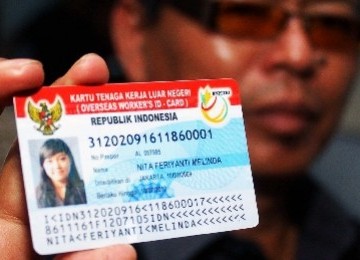 Petugas dari Badan Nasional Penempatan dan Perlindungan Tenaga Kerja Indonesia (BNP2TKI), menunjukkan Kartu Tenaga Kerja Luar Negeri(KTKLN). 