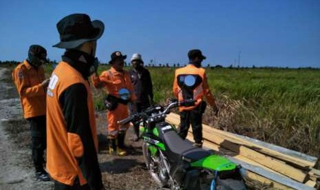 Petugas dari Badan Penanggulangan Bencana Daerah (BPBD) melakukan patroli darat menggunakan sepeda motor memantau titik //hotspot// atau kebakaran hutan dan lahan di daerahnya.  (ilustrasi)