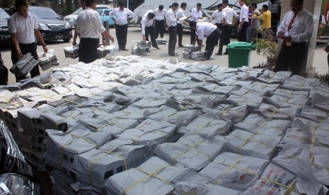 Petugas dari Bareskrim Polda Bengkulu menyusun koran dugaan kampanye hitam calon pilkada saat gelar perkara di halaman Bareskrim Polda Bengkulu, Senin (02/11). 