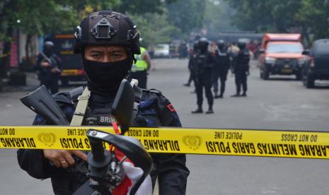 Petugas dari Brimob melakukan penjagaan di kawasan TKP bom bunuh diri di Markas Sektor Kepolisian Astana Anyar, Kota Bandung, Rabu (7/12/2022). Dalam peristiwa itu ada 11 orang yang menjadi korban. 10 orang merupakan anggota polisi dan satu orang warga sipil yang sedang melintas di sekitar lokasi kejadian. Sedangkan pelaku bom bunuh diri dipastikan tewas di lokasi.