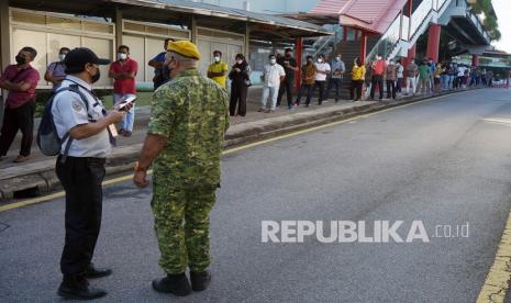 Petugas dari Departemen Relawan Malaysia mengatur antrian warga untuk mendapatkan vaksinasi booster yang baru dibuka secara massal di World Trade Center (WTC) Kuala Lumpur, Malaysia, Sabtu (15/1/2022). Vaksinasi dengan jenis vaksin AstraZeneca tersebut akan dilaksanakan 15 Januari hingga 15 Maret 2022 dengan target 9.000 dosis setiap hari. Menkes Malaysia Imbau Lansia Segera Ambil Booster Jelang Ramadhan