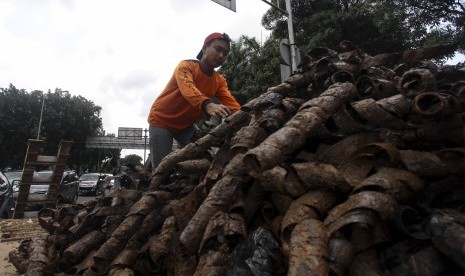 Petugas dari Dinas Kebersihan Pemprov DKI Jakarta mengumpulkan kulit kabel yang diangkat dari dalam gorong-gorong di kawasan Jalan Merdeka Selatan, Jakarta, Jumat (4/3).