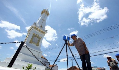 Petugas dari Dinas Kebudayaan DIY melakukan pemotretan 360 derajat bangunan Tugu Pal Putih, di Yogyakarta, Rabu (16/3)