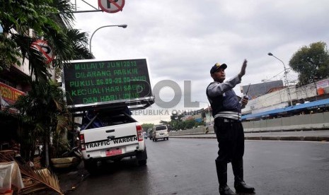  Petugas dari Dinas Perhubungan DKI Jakarta melakukan penertiban di kawasan Jatinegara,Jakarta Timur, Senin (17/6).     (Republika/Prayogi)