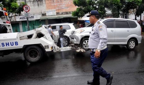  Petugas dari Dinas Perhubungan DKI Jakarta melakukan penertiban di kawasan Jatinegara,Jakarta Timur, Senin (17/6).     (Republika/Prayogi)