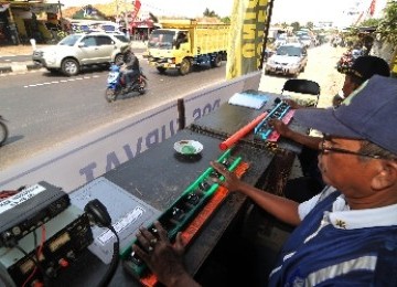 Petugas dari Dinas Perhubungan melakukan penghitungan jumlah kendaraan yang melintas di persimpangan Celeng, Loh Bener, Indramayu, Jawa Barat, Kamis (25/8). 