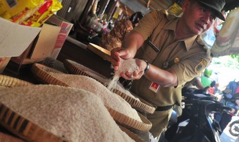 Di tengah Covid-19 atau virus corona yang berdampak terhadap Koperasi dan Usaha Mikro Kecil Menengah (KUMKM), Kementerian Koperasi dan Usaha Kecil Menengah (Kemenkop UKM) menggulirkan program membeli produk sembako dari koperasi bagi Aparatur Sipil Negara (ASN) di lingkungannya. Gerakan ini demi mendukung pemberdayaan koperasi di tengah pandemi. 