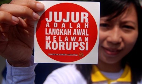 Petugas dari Kejaksaan Negeri Ambarawa menunjukkan stiker bertemakan seruan anti korupsi di Ungaran, Kabupaten Semarang, Jawa Tengah, Kamis (10/9).