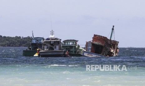 Petugas dari Kejaksaan Negeri Batam melakukan penenggelaman kapal nelayan asing di Perairan Pulau Momoi, Batam, Kepulauan Riau, Rabu (21/11/2018). 