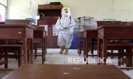 Petugas dari Kelompok Siaga Bencana (KSB) Kota Padang melakukan penyemprotan disinfektan di SDN 40, Padang, Sumatera Barat, Jumat (11/2/2022). Kasus Covid-19 di Padang meningkat signifikan dipicu penularan varian Omicron.