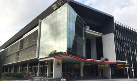 Petugas dari Kepolisian Queensland mengeksekusi surat perintah atas kantor ABC South Bank di Brisbane.