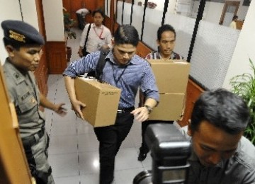 Petugas dari Komisi Pemberantasan Korupsi (KPK) membawa barang bukti usai penggeledahan di kantor Ditjen Pembinaan dan Pengembangan Kawasan Transmigrasi Kemenakertrans di Kalibata, Jakarta Selatan, Kamis (8/9). 