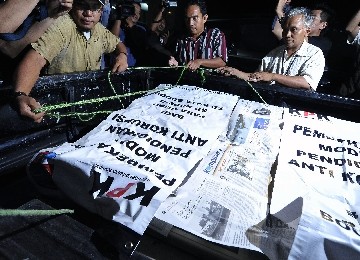 Petugas dari Komisi Pemberantasan Korupsi (KPK) membungkus barang bukti usai penggeledahan di kantor Ditjen Pembinaan dan Pengembangan Kawasan Transmigrasi Kemenakertrans di Kalibata, Jakarta Selatan, Kamis (8/9). 