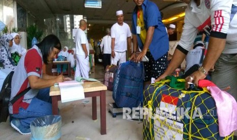 Petugas dari perusahaan kargo menimbang barang milik jamaah haji asal embarkasi Medan dari kloter MES 1 di Makkah, Kamis (15/9). (Republika/Amin Madani)