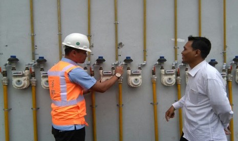 Petugas dari PGN menjelaskan cara kerja gas meter jaringan rumah tangga. (ilustrasi)