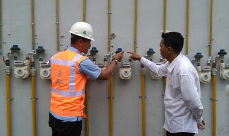 Petugas dari PGN menjelaskan cara kerja gas meter jaringan rumah tangga kepada Ketua RT di Rusun Penjaringan Sari 3, Surabaya, Senin (16/1)