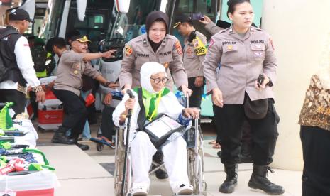 Petugas dari Polres Indramayu dengan sigap membantu para calhaj yang mulai memasuki Asrama Haji Indramayu, Sabtu (11/5/2024). 