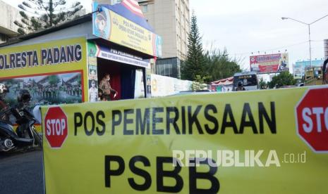 Petugas dari Polri, TNI, Dinas Perhubungan dan Pol PP mengecek kendaraan yang masuk ke Kota Padang di Check Poin depan Basko Padang dalam rangka penerapan Pembatasan Sosial Berskala Besar (PSBB) di Sumbar, Senin (28/4)|