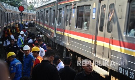 Petugas dari PT KAI sedang melakukan evakusi gerbong kereta di kawasan Manggarai, Jakarta Selatan, Rabu (18/5).