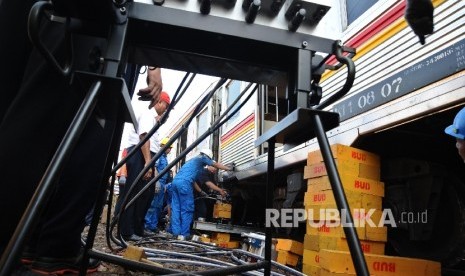 Petugas dari PT KAI sedang melakukan evakusi gerbong kereta di kawasan Manggarai, Jakarta Selatan, Rabu (18/5).