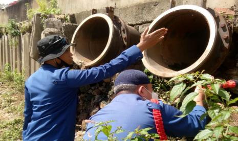 Petugas Suku Dinas Penanggulangan Kebakaran dan Penyelamatan (Gulkarmat) Jakarta Timur mencari seorang pekerja tercebur ke tangki septik di Kampung Rawa Badung RT 007/013, Cakung. (Foto: Ilustrasi)