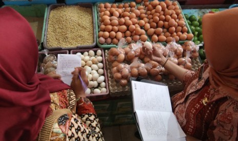 Petugas dari Tim Pengendali Inflasi Daerah (TPID) melakukan inspeksi mendadak ketersediaan telur ayam di pasar Pahing, Kota Kediri, Jawa Timur, Selasa (10/7).