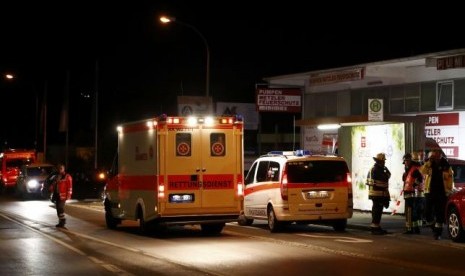 Petugas darurat Jerman berada di lokasi dimana seorang remaja Afghanistan menyerang penumpang kereta dengan kapak di Wuerzburg, Jerman, Selasa dini hari, 19 Juli 2016.