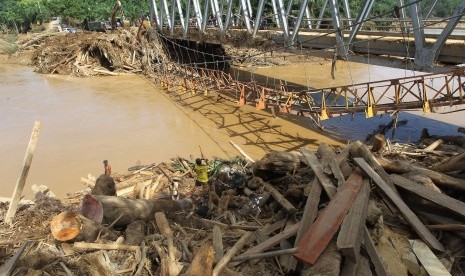 Petugas dengan alat berat besama warga membersihkan sampah yang terseret banjir di pinggiran sungai saat pencarian korban banjir bandang di Bengkulu (ilustrasi)