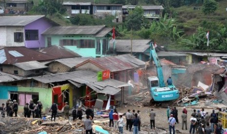 Petugas dengan alat berat membongkar bangunan tanpa ijin di Kampung Naringgul, Desa Tugu Selatan, Cisarua, Kabupaten Bogor, Jawa Barat, Kamis (29/8/2019). 